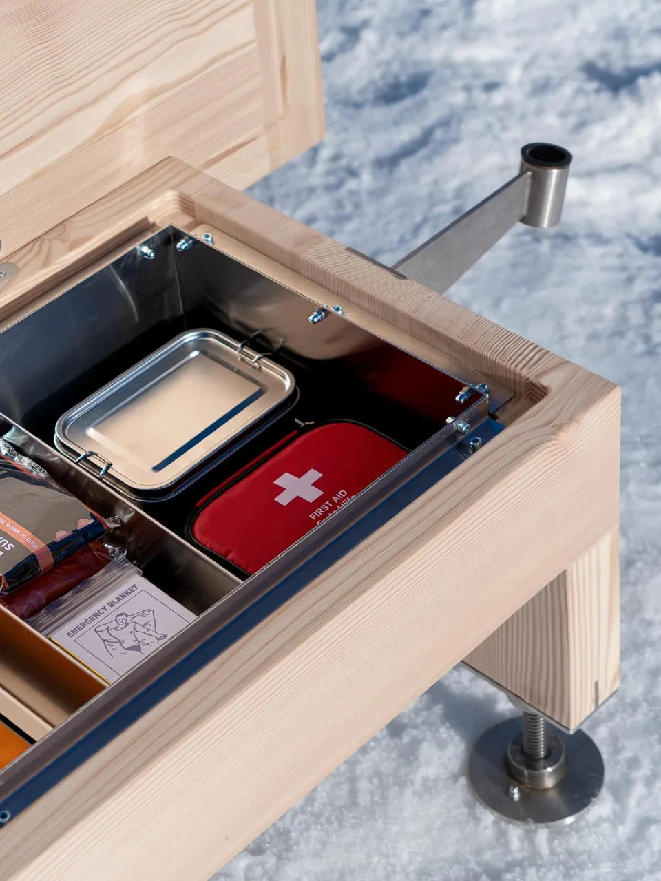 알프스 능선 위에 자리한 비상 쉼터 디자인