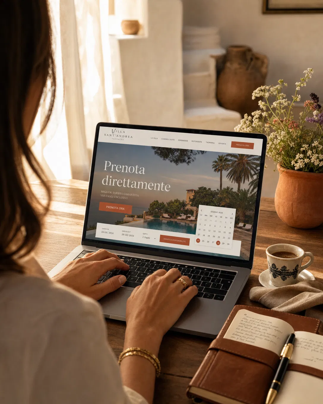 Un ospite prenota direttamente sul sito di un hotel boutique mediterraneo — il momento in cui Booking.com viene saltato