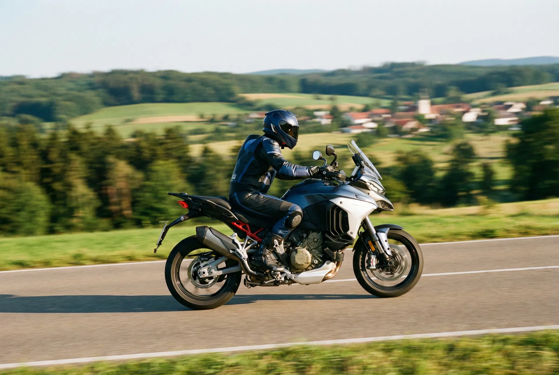 Motorradfahrer auf Landstraße – Motorradführerschein Klasse A in der Eifel