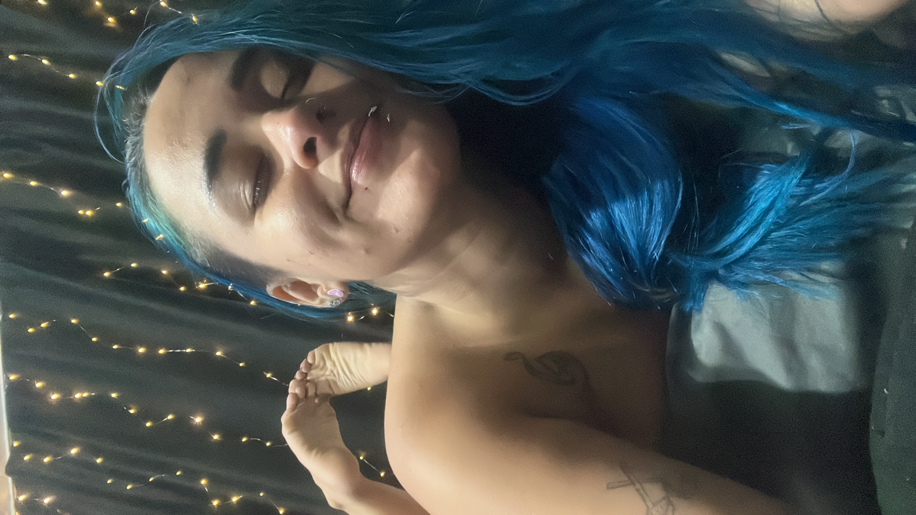 Tranquila e peladinha na cama 