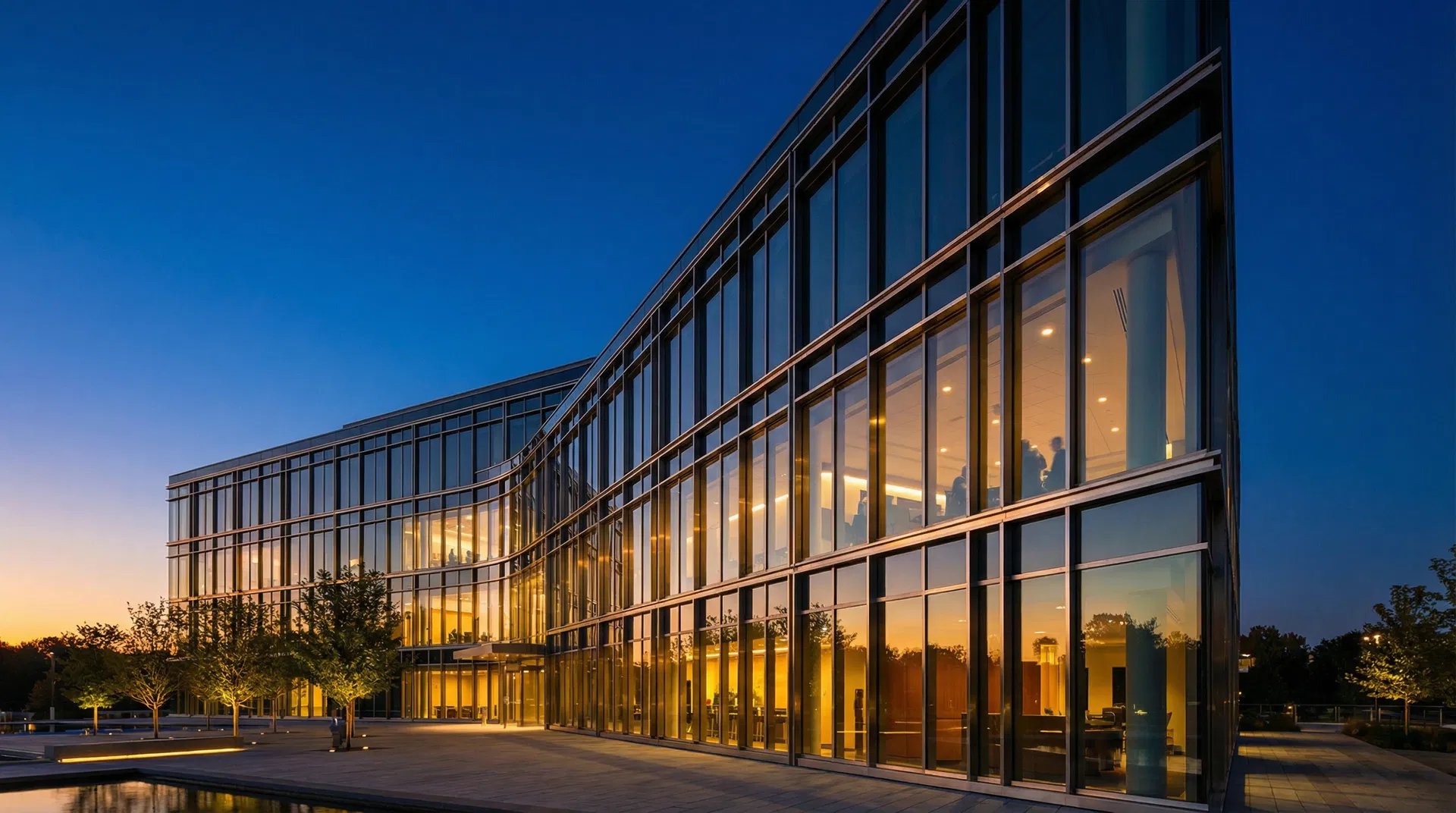 واجهة مبنى حديث بالألمنيوم والزجاج