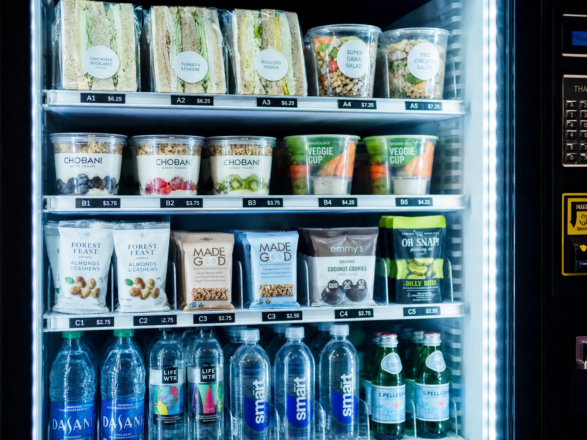 Refrigerated vending machine with fresh food