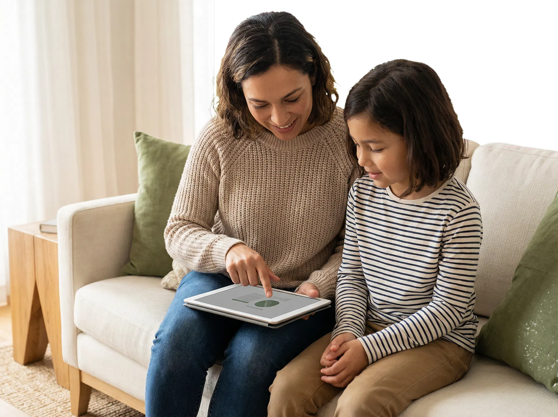Parent et enfant consultant ensemble une tablette sur un canapé