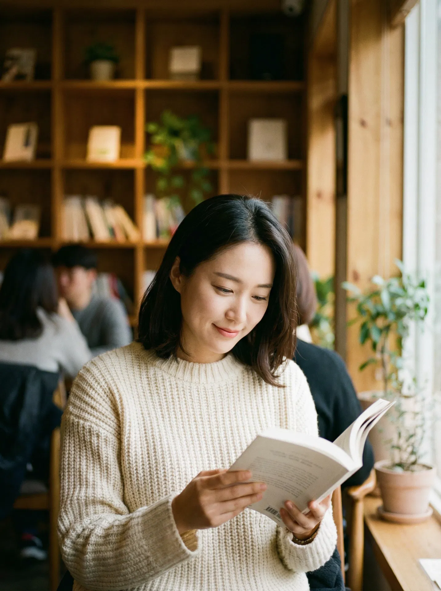 책을 읽고 있는 매력적인 멤버