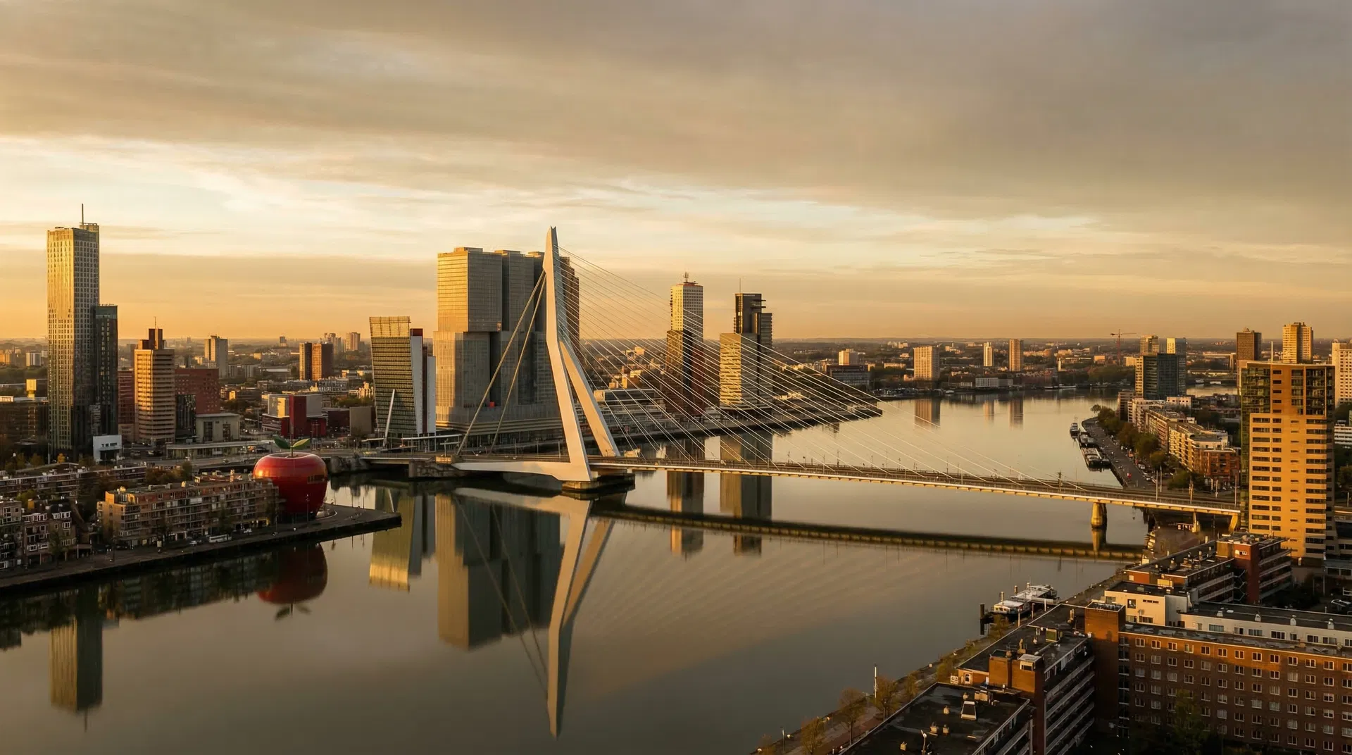 Rotterdam skyline bij zonsondergang