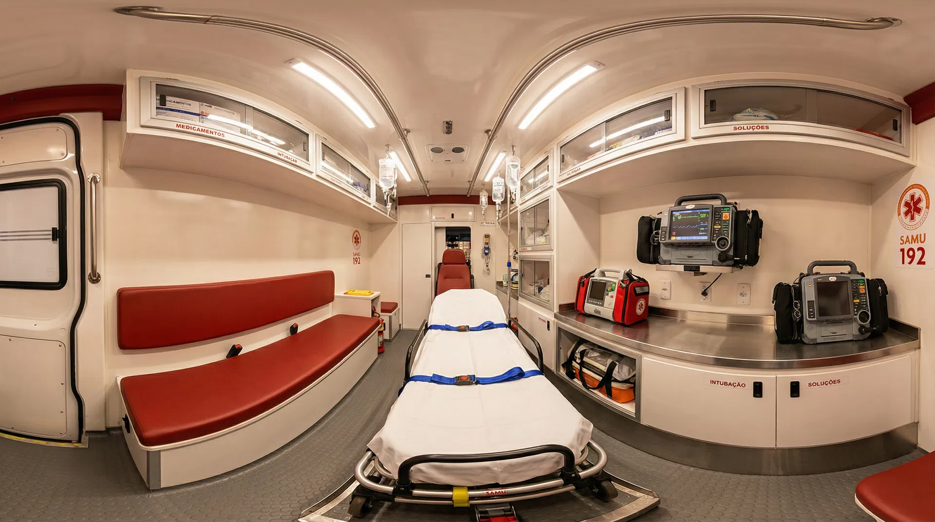 Interior do salão de atendimento da ambulância SAMU