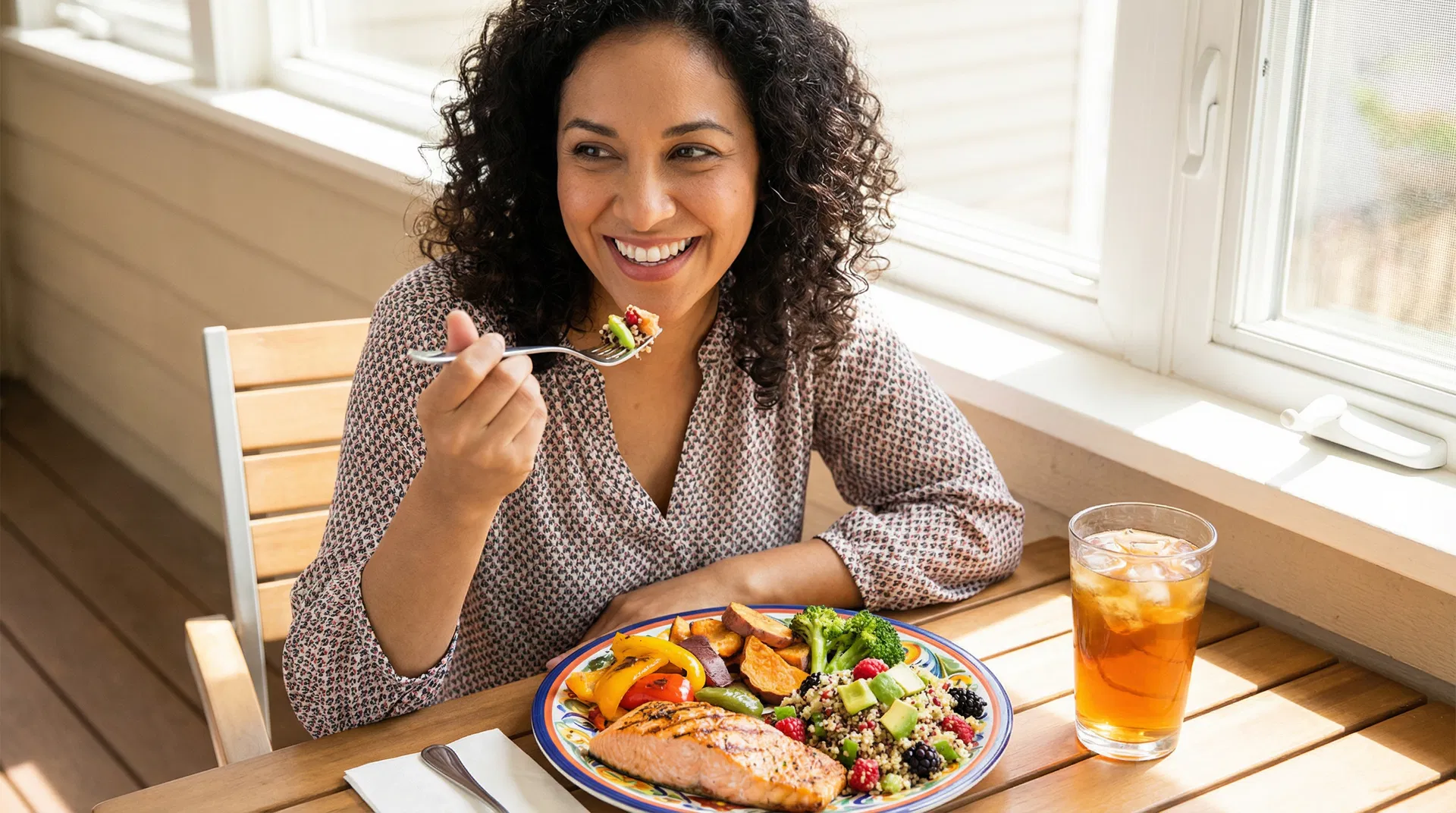 Mujer comiendo comida saludable