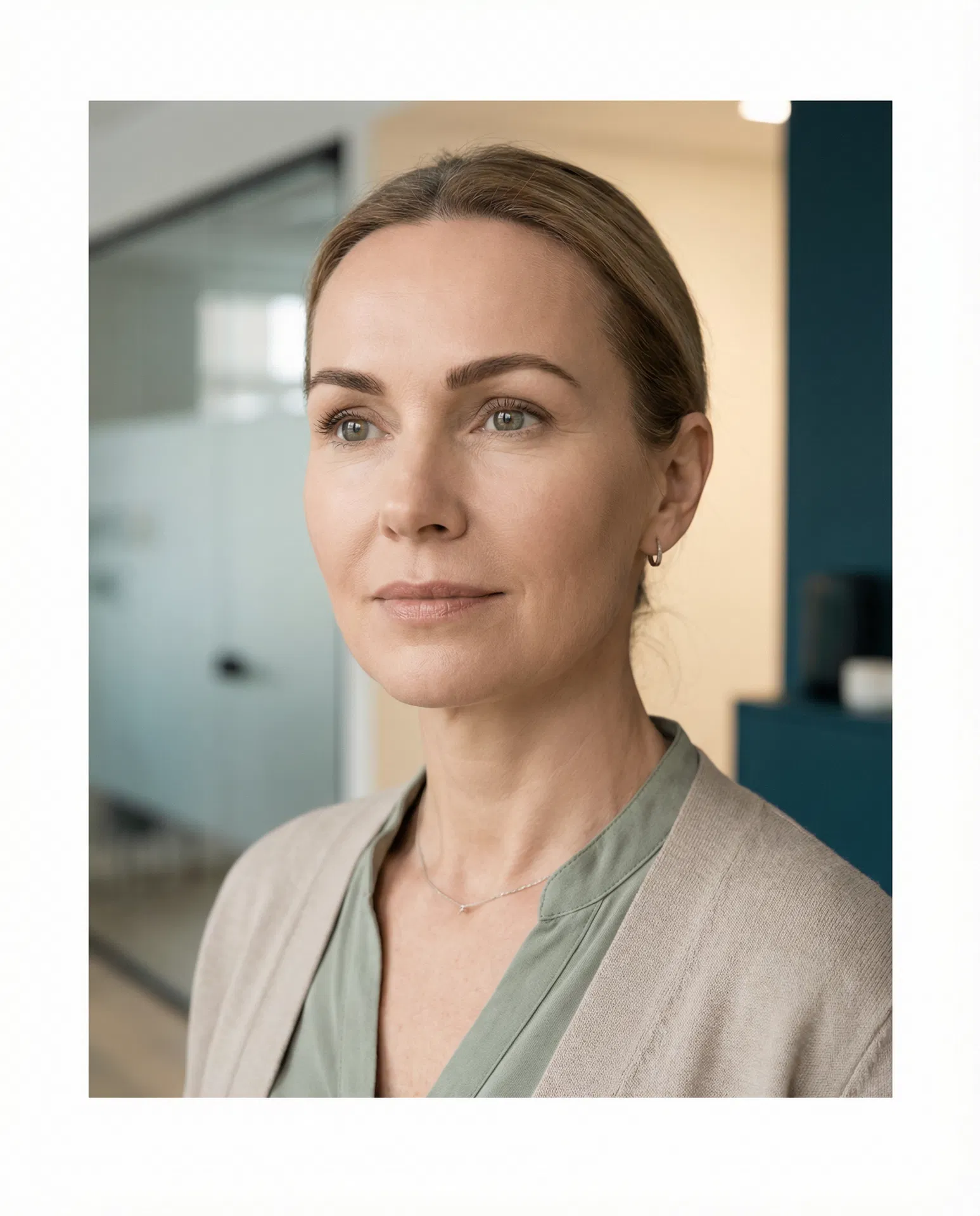 Rolig portrett som fremhever panne- og brynregion i et moderne klinikkmiljø.