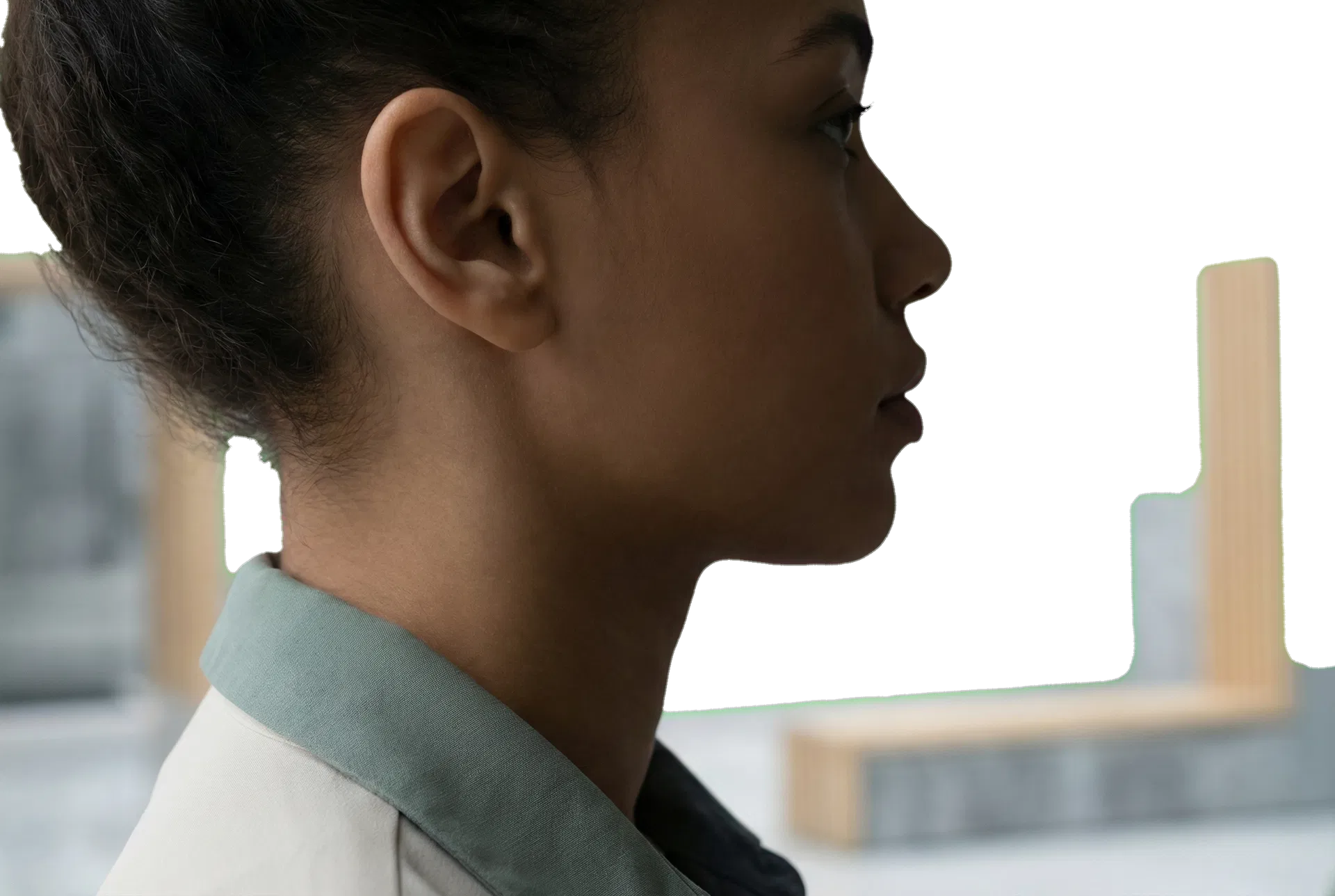 Hvordan vurderes ørets form før behandling?