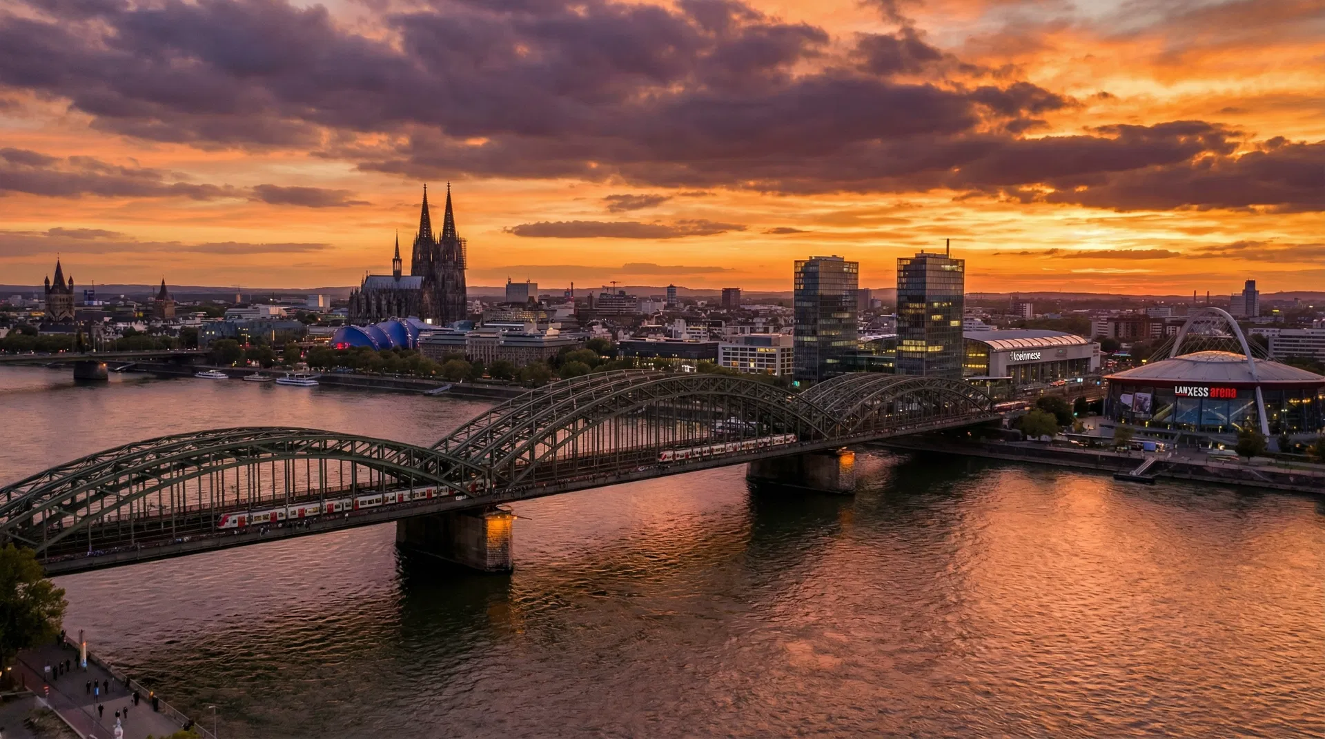 Panoramablick auf Köln-Deutz mit Hohenzollernbrücke, Koelnmesse und Dom