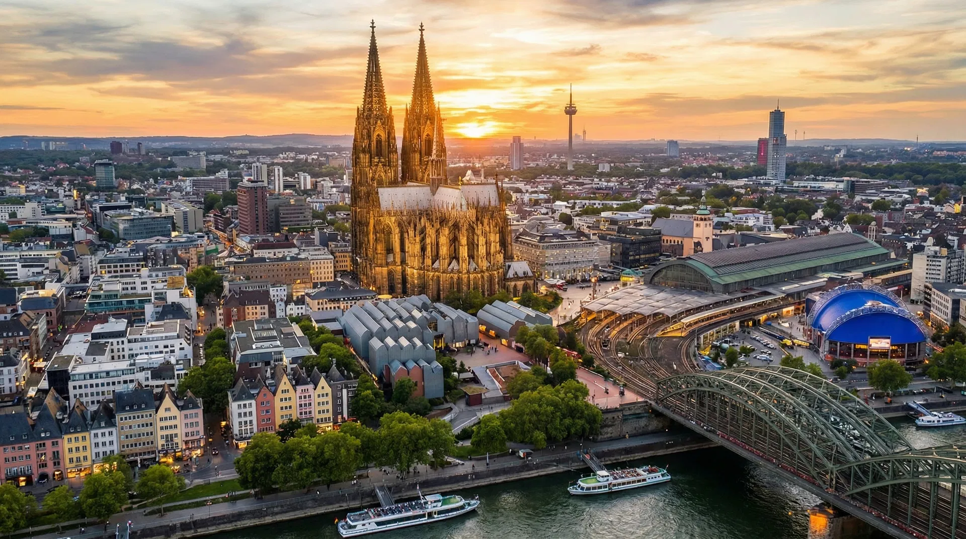 Luftaufnahme der Kölner Innenstadt mit Dom, Altstadt und Hohenzollernbrücke