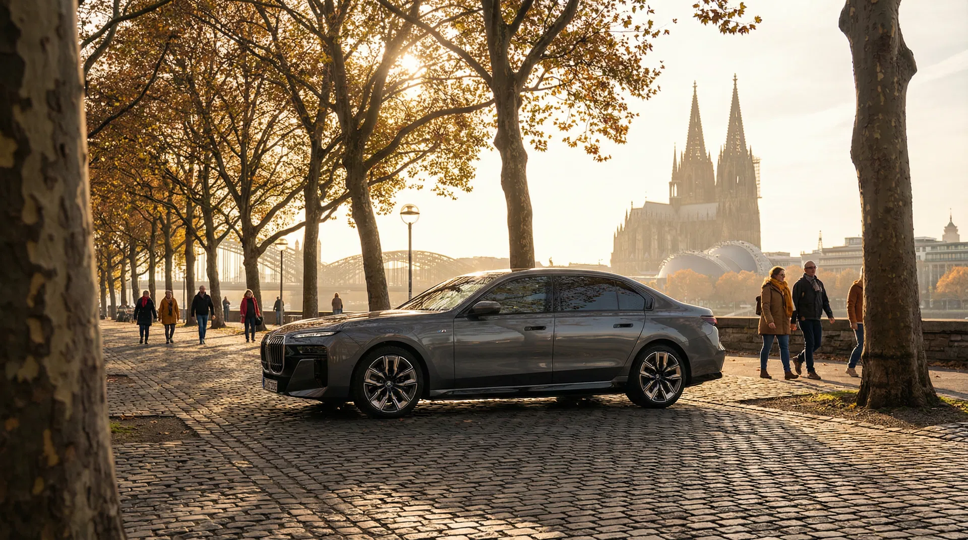 Auto in Köln – KFZ-Versicherung mit Dom im Hintergrund