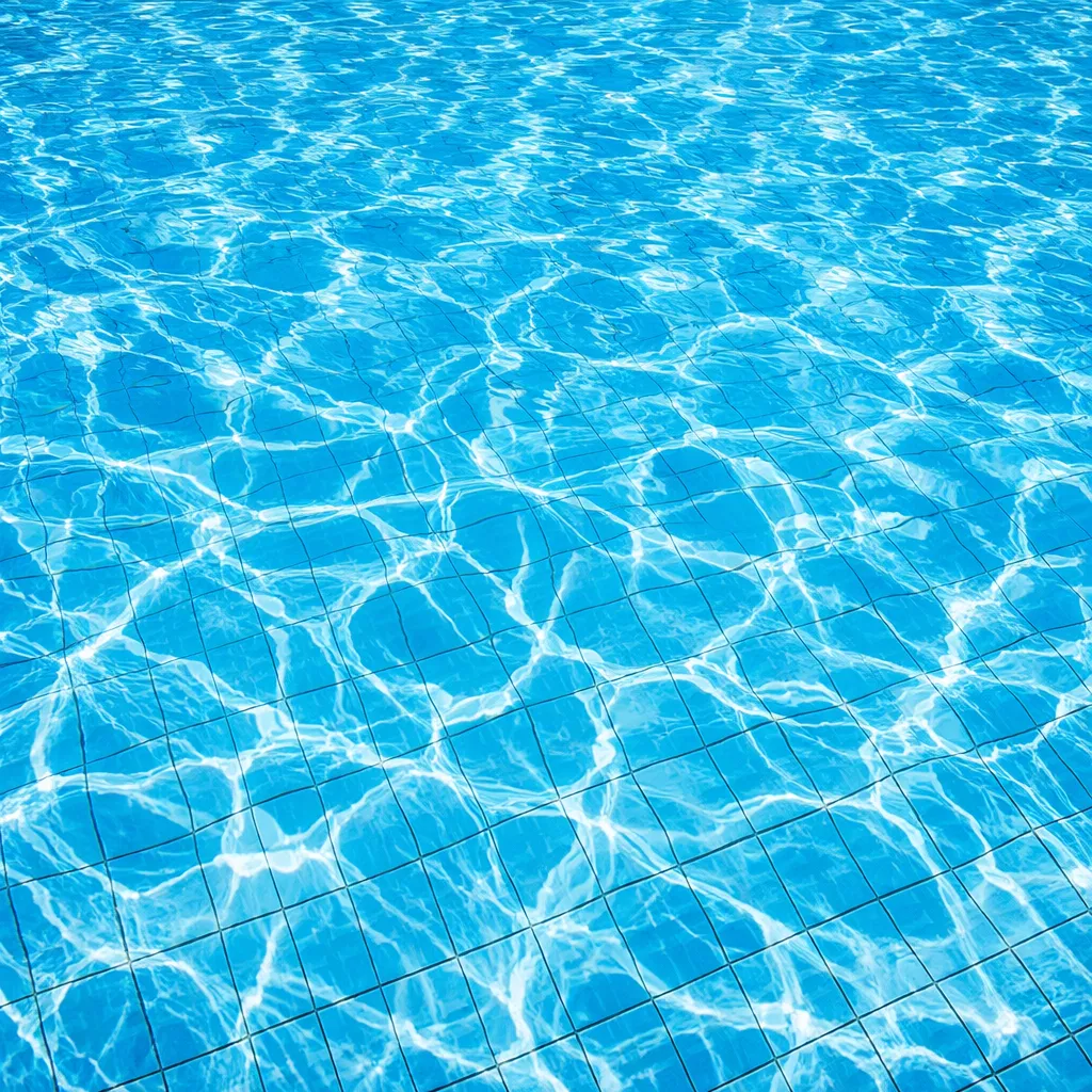 Água cristalina da piscina limpa