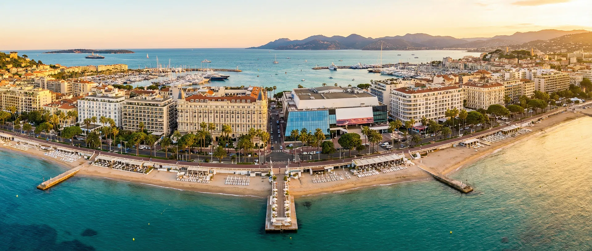 Chauffeur grande remise Cannes - Vue panoramique de la Croisette et de la baie de Cannes