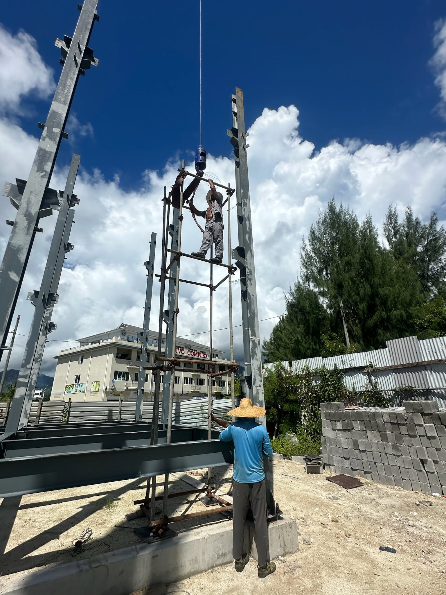 From solid foundations to rising steel frames — another steel structure project by Lanying Colored Steel is taking shape in Seychelles. 3