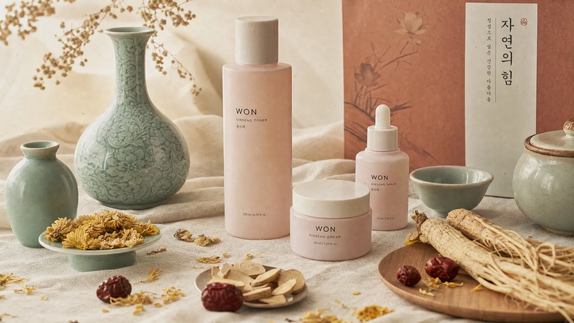 韓国伝統の青磁と現代スキンケア製品が並ぶ、K-beautyの千年の系譜を象徴するビジュアル