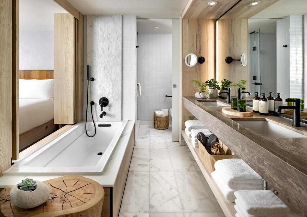 1 Hotel Toronto — Pool