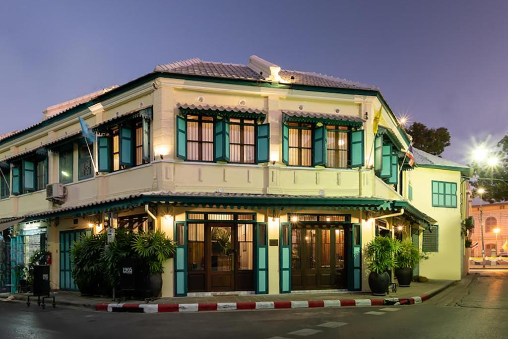 1905 Heritage Corner — Exterior