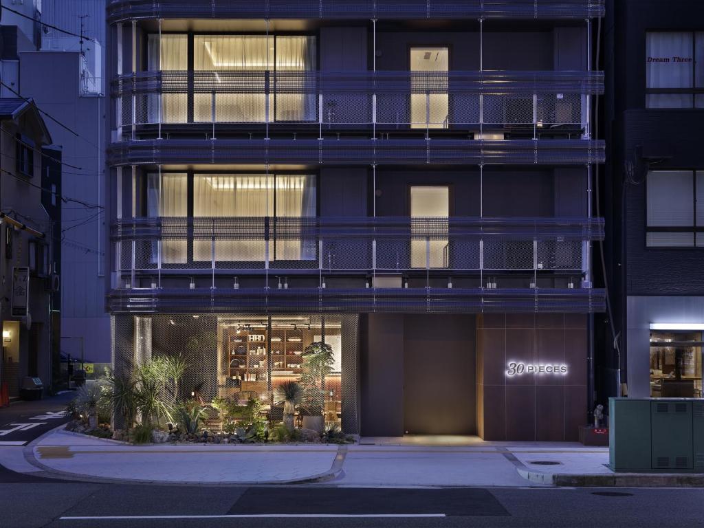 30 PIECES Namba — Exterior