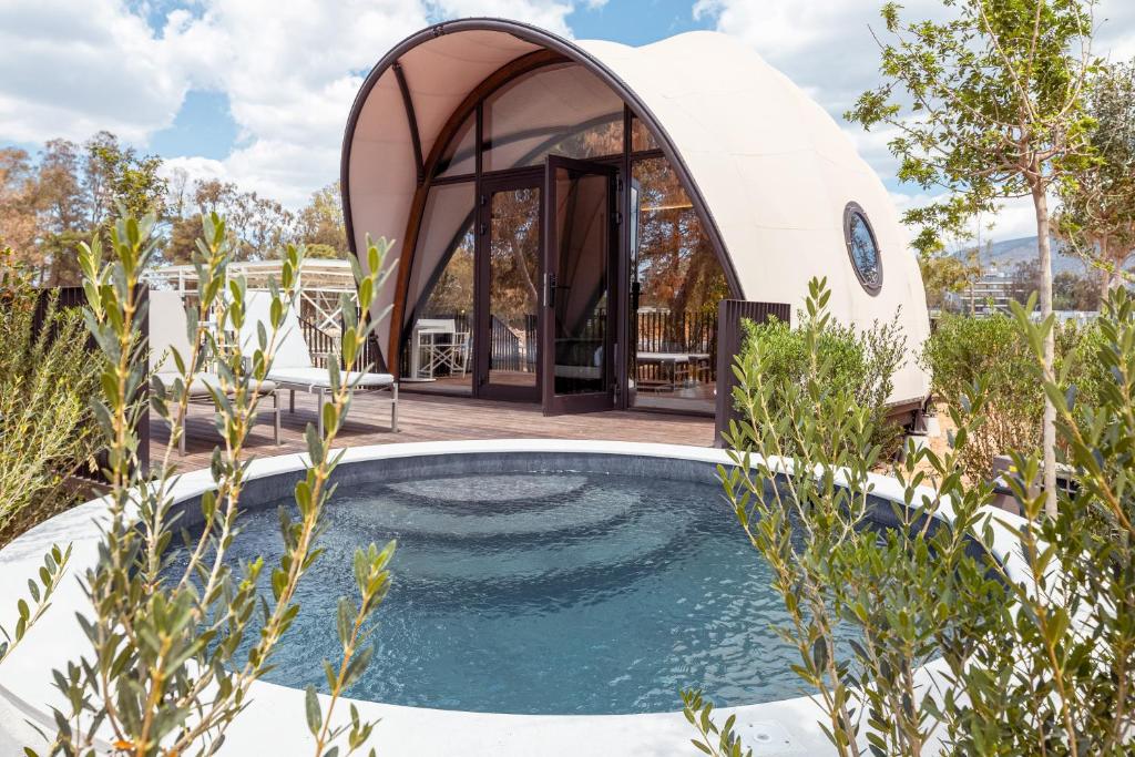 91 Athens Riviera — Exterior