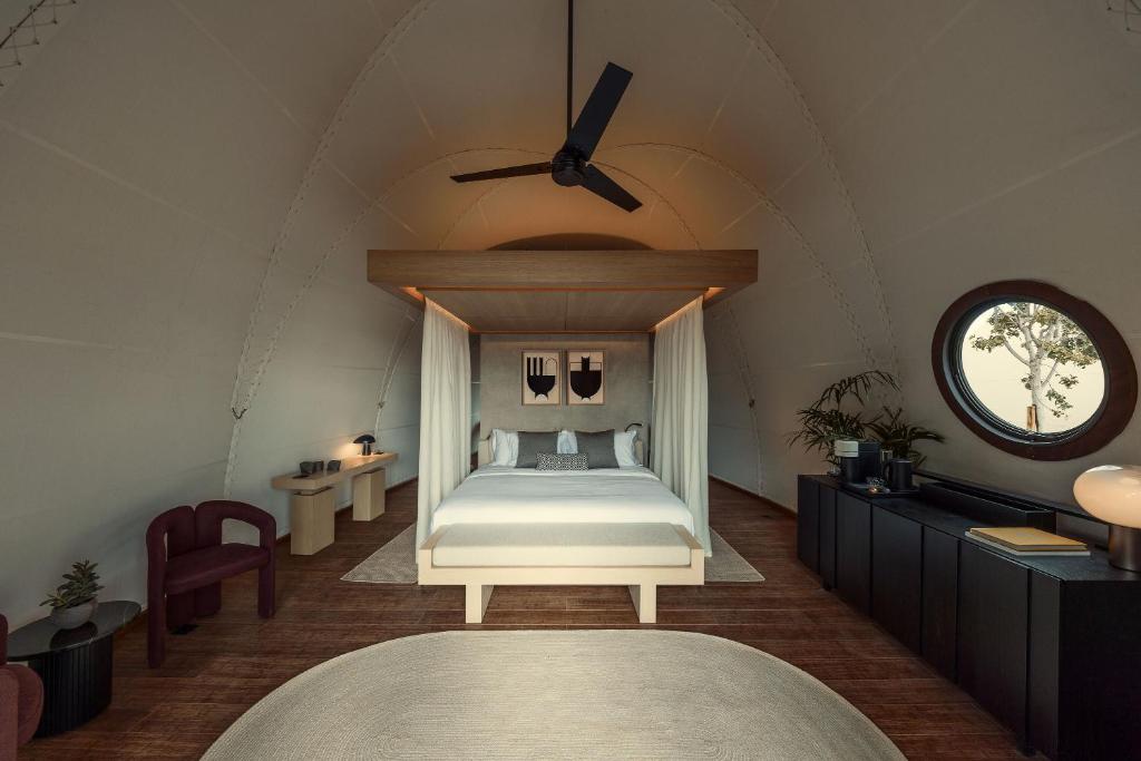 91 Athens Riviera — Room