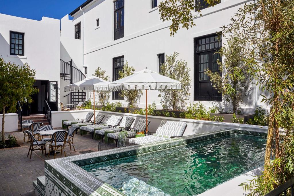 Cape Cadogan — Pool