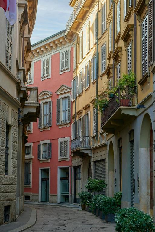 Crossing Manzoni — Room