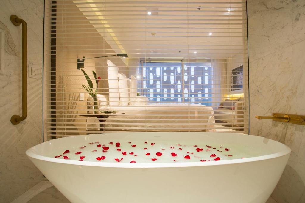 Emiliano Rio — Lobby