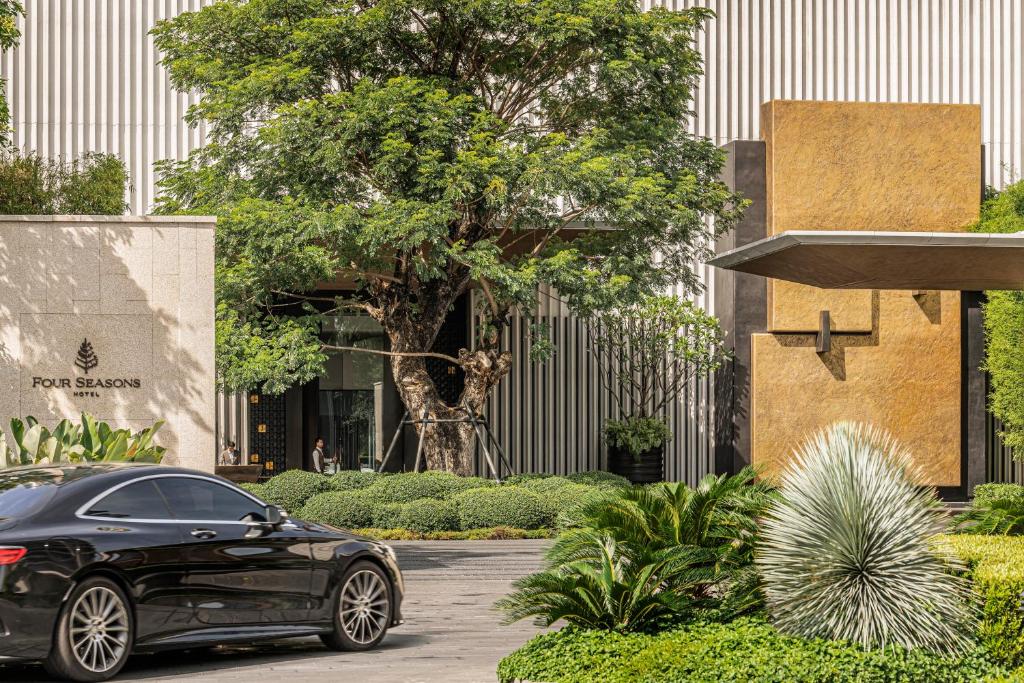 Four Seasons Bangkok at Chao Phraya — Lobby
