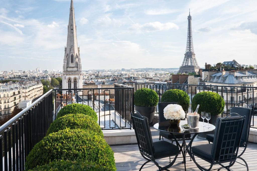 Four Seasons Hotel George V — Exterior