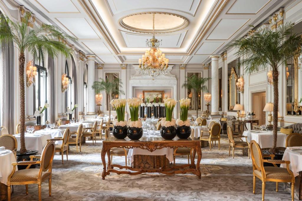 Four Seasons Hotel George V — Room