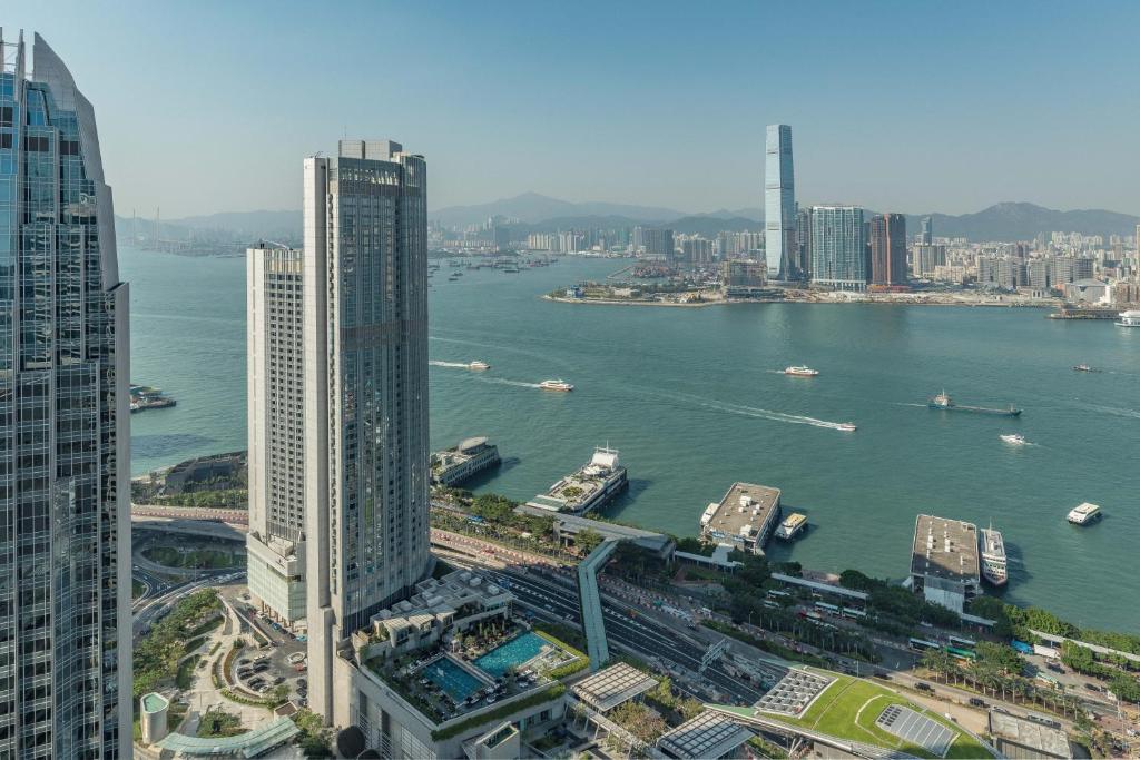 Four Seasons Hotel Hong Kong — Exterior