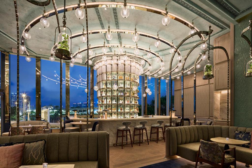 Four Seasons Hotel Hong Kong — Pool