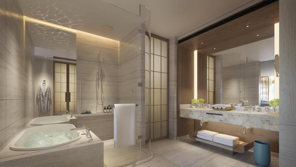 Four Seasons Hotel Tokyo at Otemachi — Bathroom