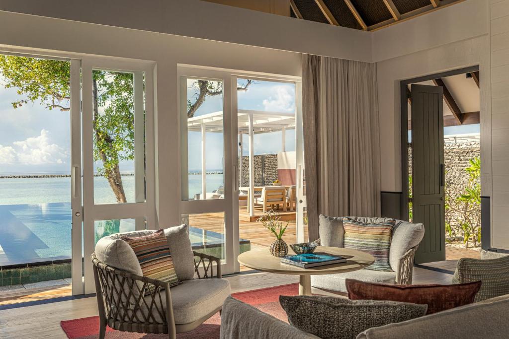 Four Seasons Maldives at Landaa Giraavaru — Lobby