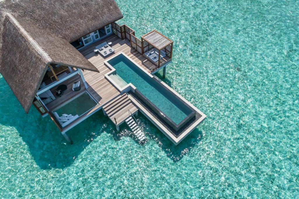Four Seasons Maldives at Landaa Giraavaru — Pool