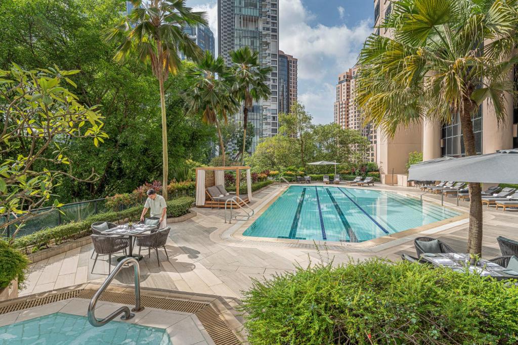 Four Seasons Hotel Singapore — Pool