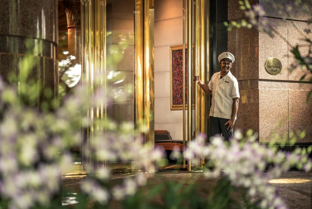 Four Seasons Hotel Singapore — Room