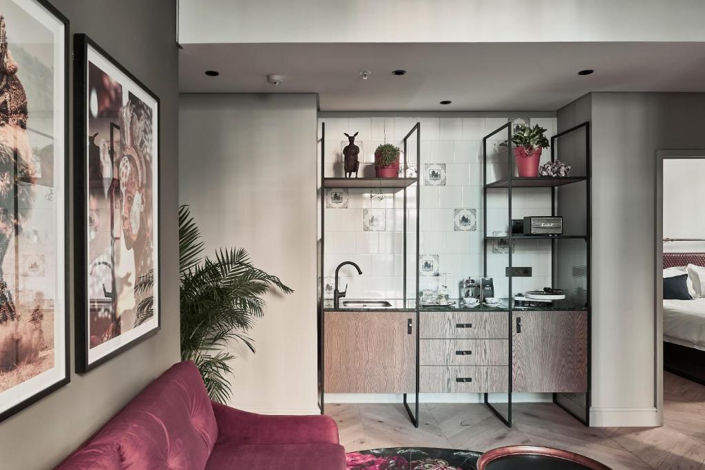 Gorgeous George — Lobby
