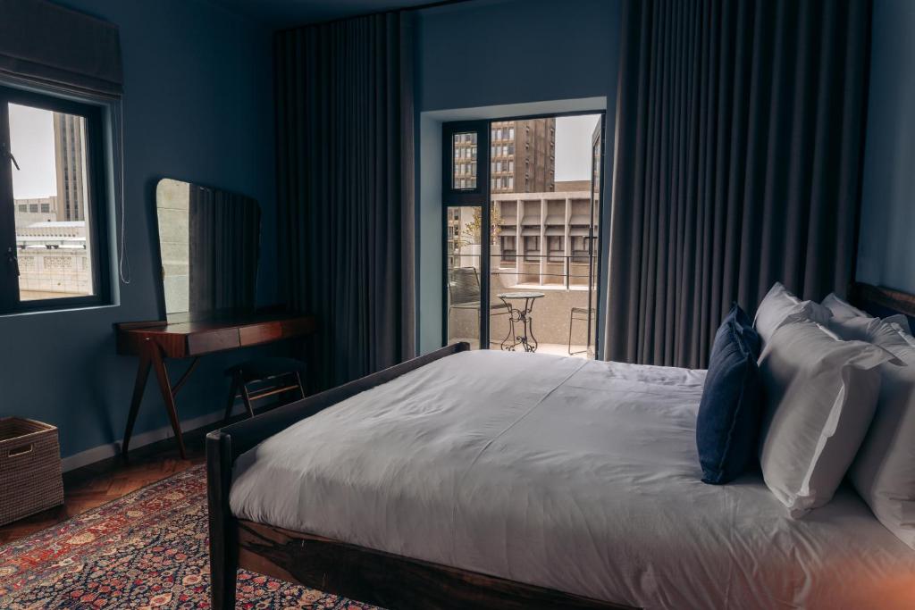 Gorgeous George — Room