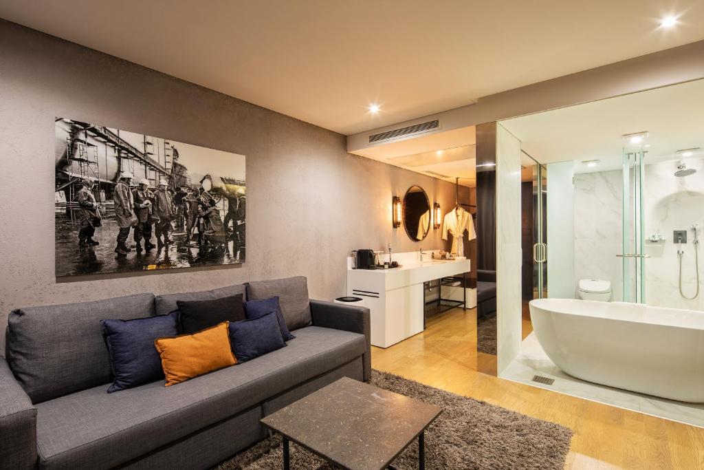 Hotel28 Myeongdong — Pool