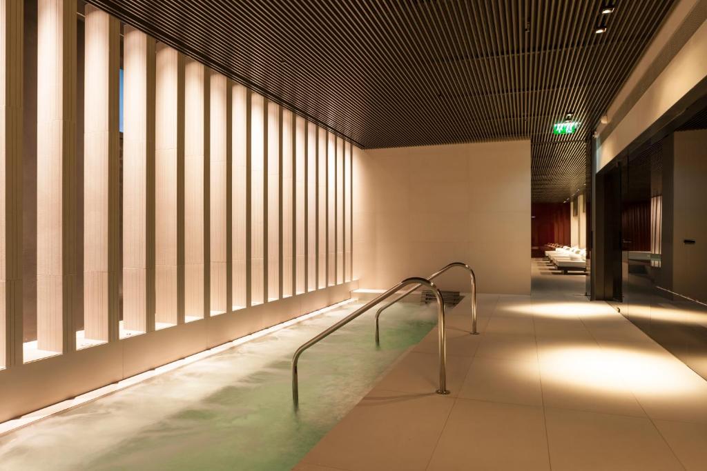 Kozmo Hotel Suites & Spa — Pool