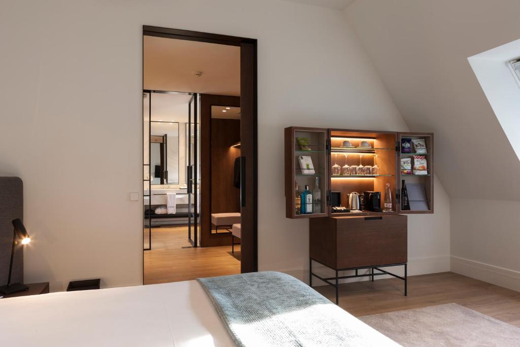 Kozmo Hotel Suites & Spa — Room
