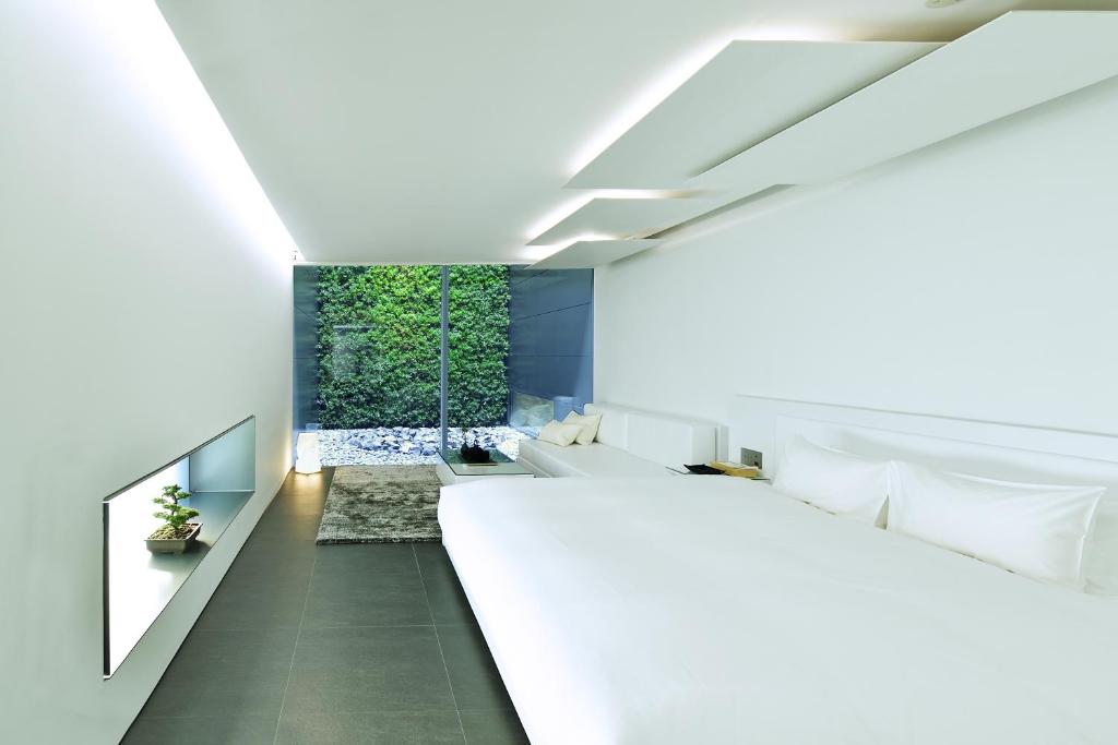 MOGANA — Lobby
