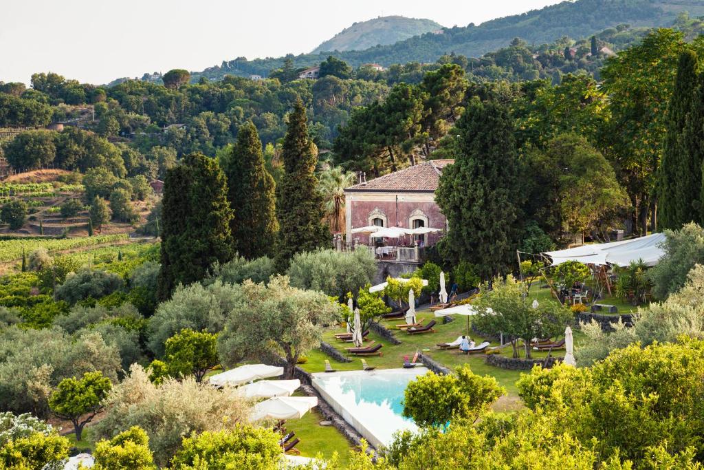 Monaci delle Terre Nere — Exterior