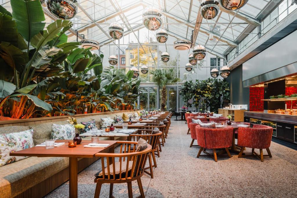 sly Berlin — Lobby
