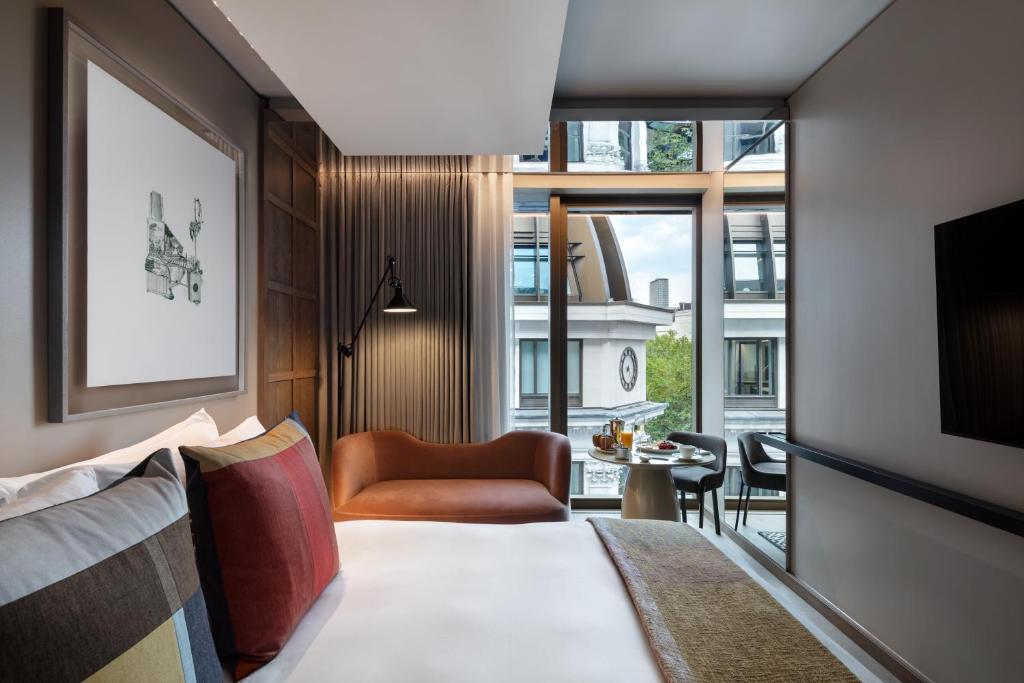 The Londoner — Lobby