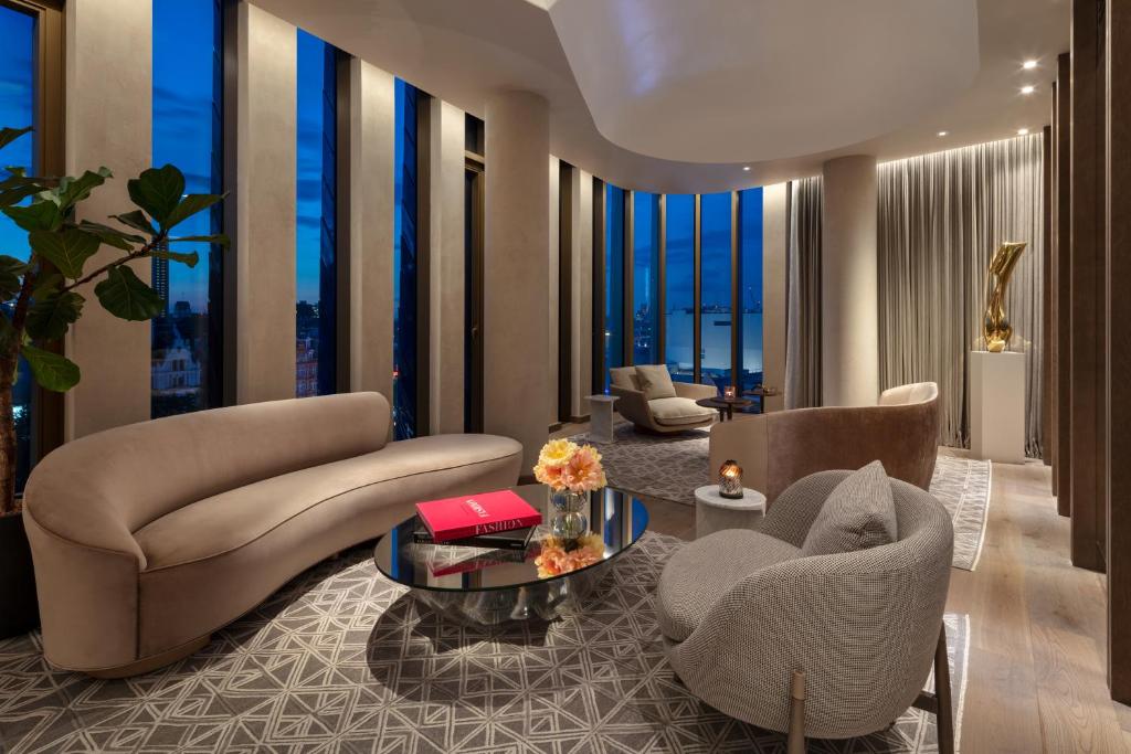 The Londoner — Pool
