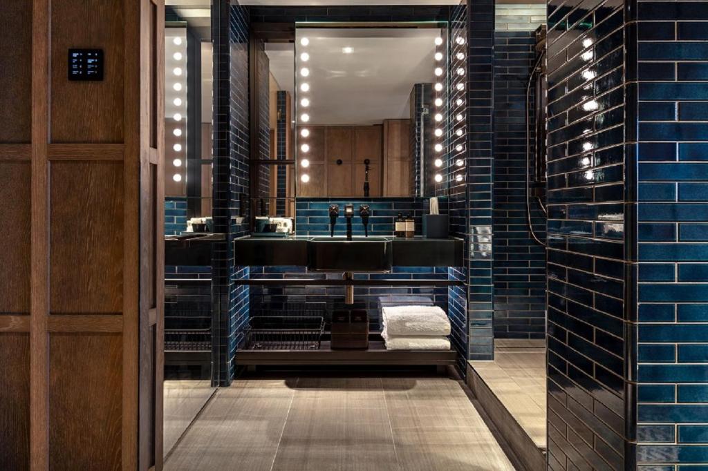 The Londoner — Room