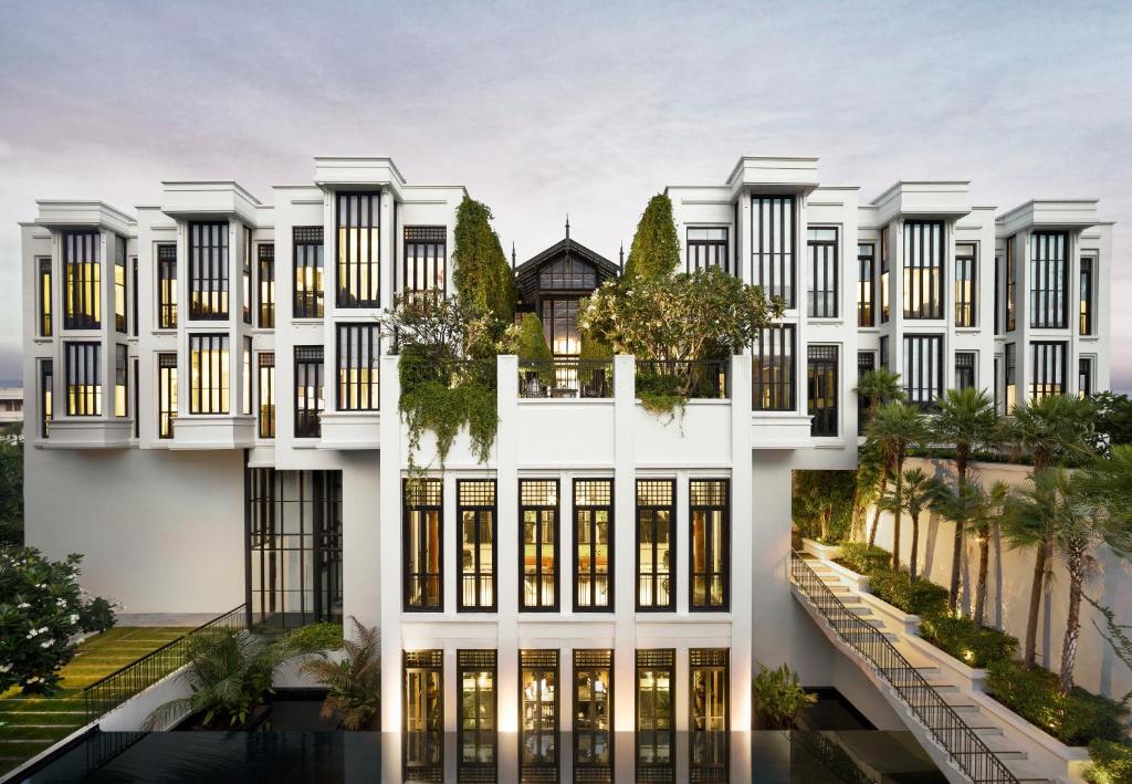 The Siam — Exterior